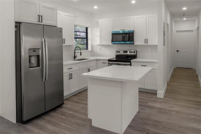 Building Photo - 2724 SW 34th Ct Unit 2724 SW 34th Ct  B