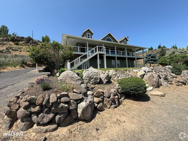 Building Photo - Remodeled 4bd/3ba Naches Home with Firepla...
