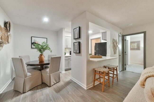 Photo - 1900 Rosemont