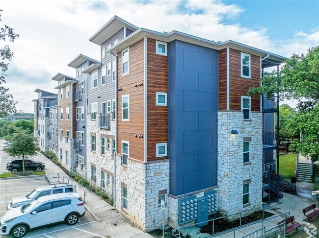 Building Photo - 3300 Oak Creek Dr Rental
