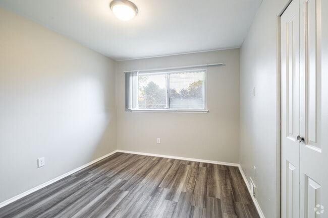 2BR, 1BA - 896SF - Bedroom - Golfview Apartments
