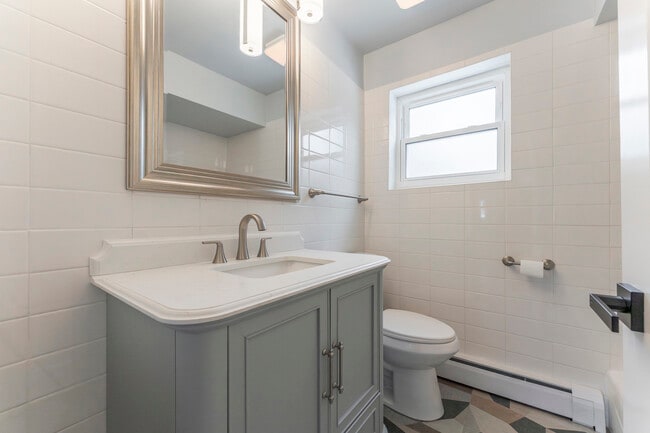 Photo - 6031 W Addison St