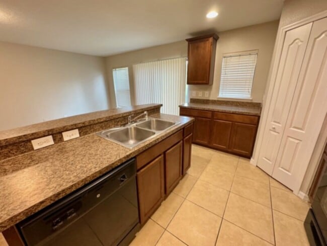 Photo - Gorgeous 3 Bedroom, 2.5 Bath Townhouse in ...