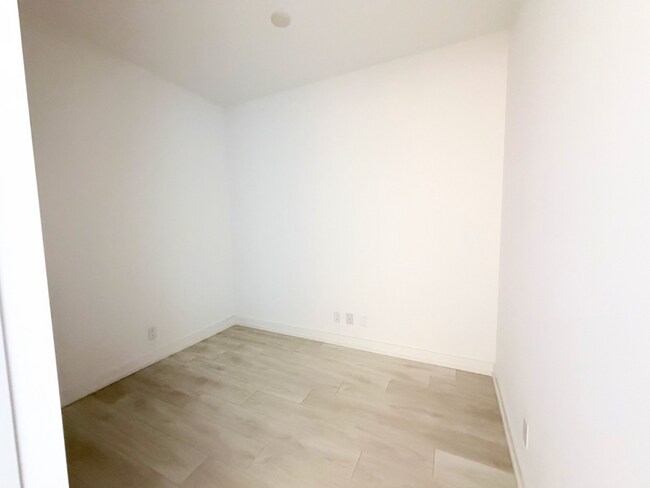 Photo - 75 James St S Unit 921