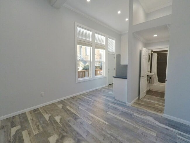 Building Photo - 518 7th St Unit 11