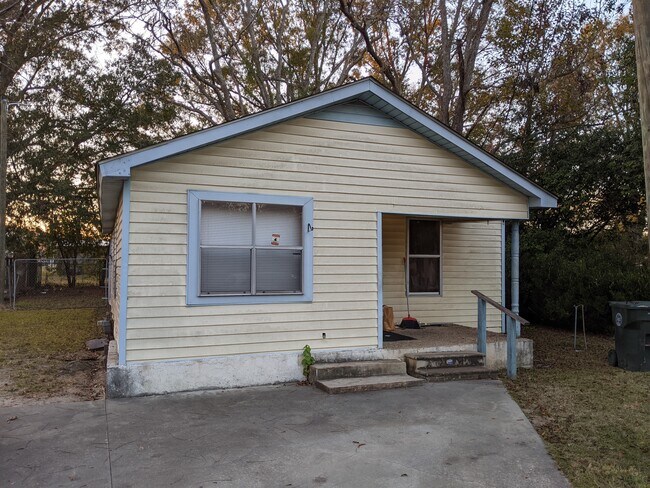 Front - 213 N Ollie Glass Ave House