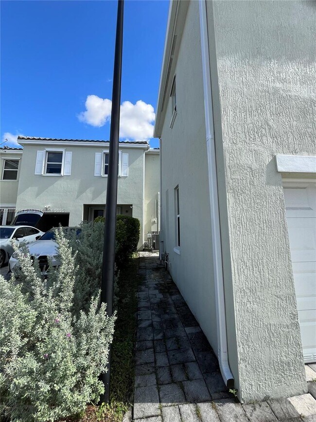 Photo - 17077 SW 93rd St Unit Rear