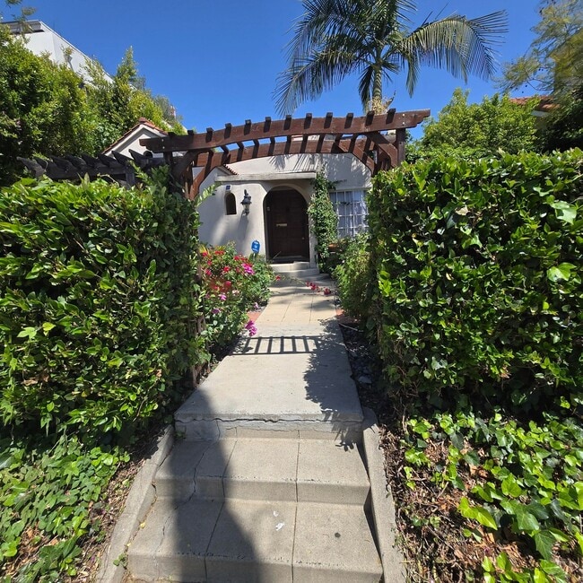 Building Photo - Warm & Welcoming Home Near Melrose with Room to Live, Work & Create Unit 812 June St