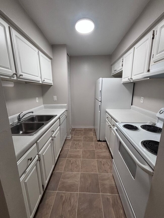 Photo - Spacious One Bedroom Available. Close to University and Downtown Area. Unit #8