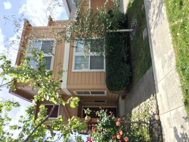 Photo - 940 Oakes St