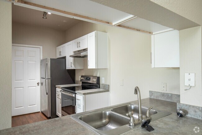 2BR, 2BA - 1062SF -7855 E Fletcher Ave Tampa, FL 33637