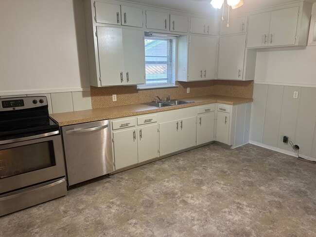 Photo - 3 Bedroom Home with Large Backyard near An...