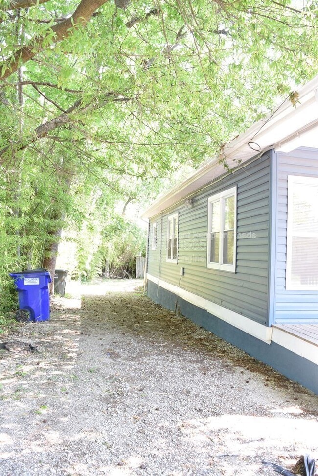 Photo - 850 W 50th St