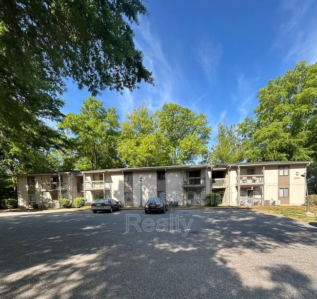 Building Photo - 2260 Sunderland Rd