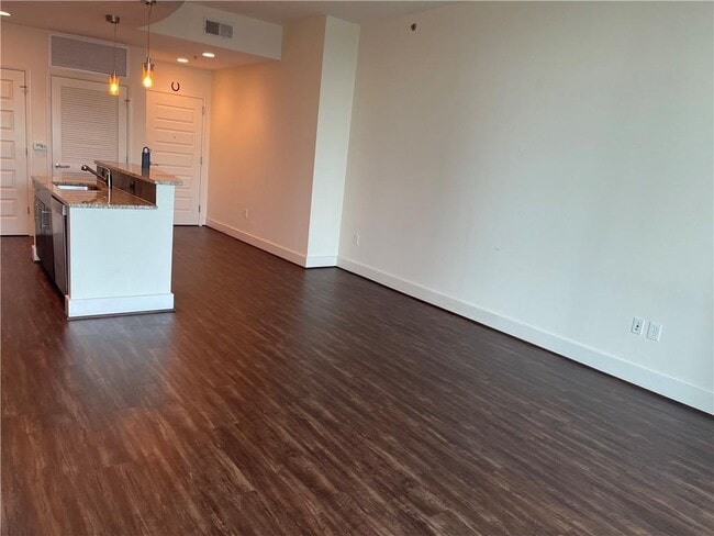 Photo - 1080 Peachtree St NE Unidad 2015