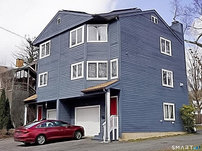 Building Photo - 19 Wadhams Ave