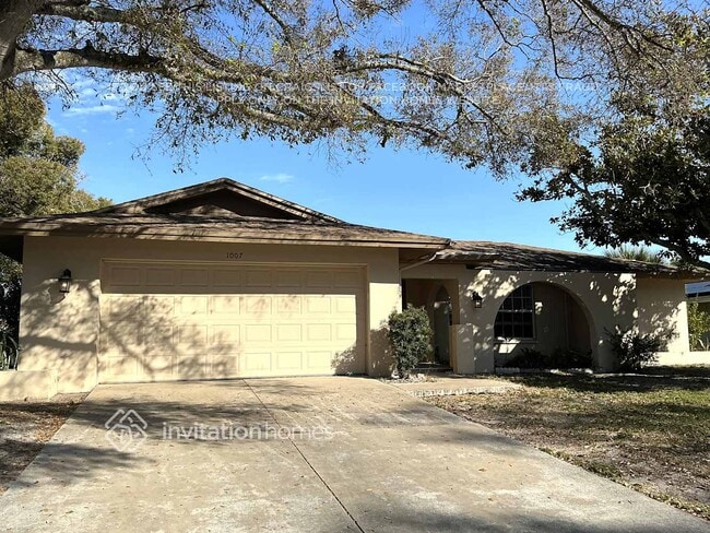 Photo - 1007 Macrae Ave