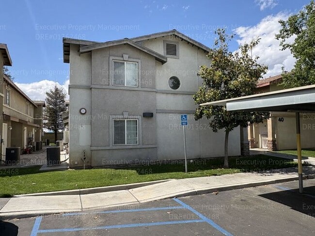 Building Photo - 2 bedroom 1.5 bathroom townhome located in a gated community near Hosking Ave/ S. Union Ave