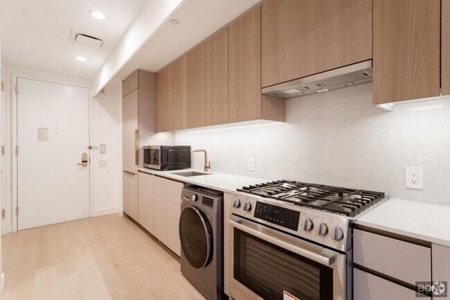 Building Photo - 0 bedroom in Queens NY 11101 Unit 518 Rental