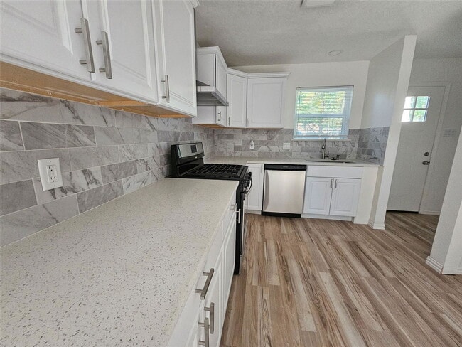 Photo - 105 E Wavy Oak Cir