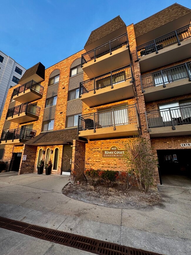 Building Photo - 603 S River Rd Unit 3J