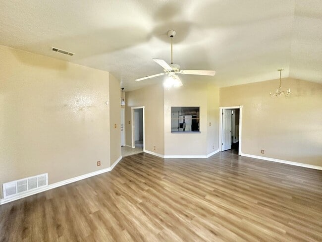 Photo - 1100 Clairidge Ave