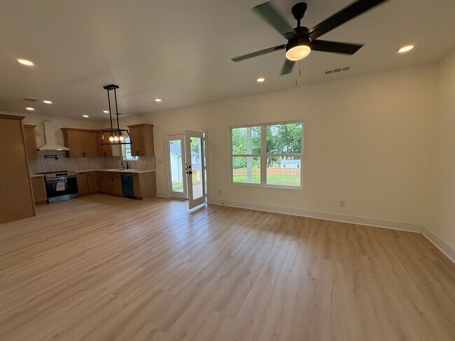 Photo - 180 Llewellyn St