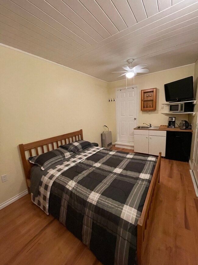 Photo - 3199 Fromme Rd