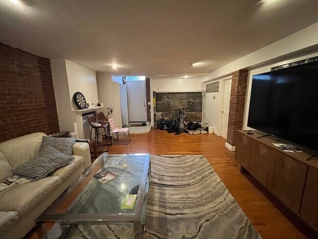 Building Photo - 915 Beacon St Unit A