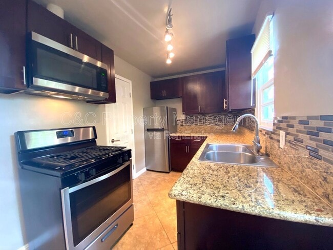 Building Photo - 114 Maple St Unit 4