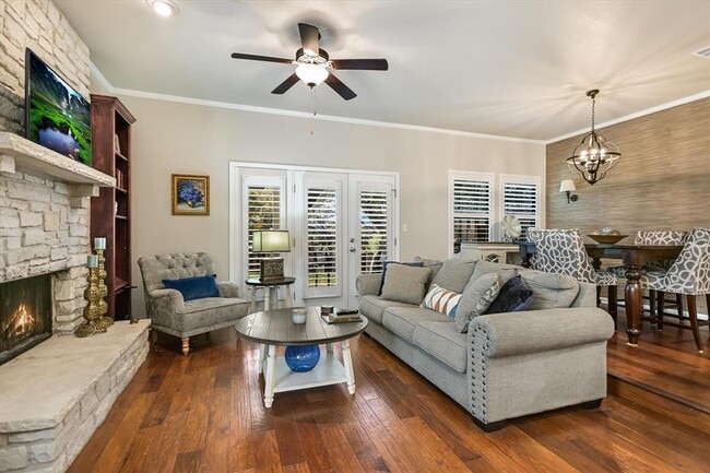 Photo - 2201 Lakeway Blvd