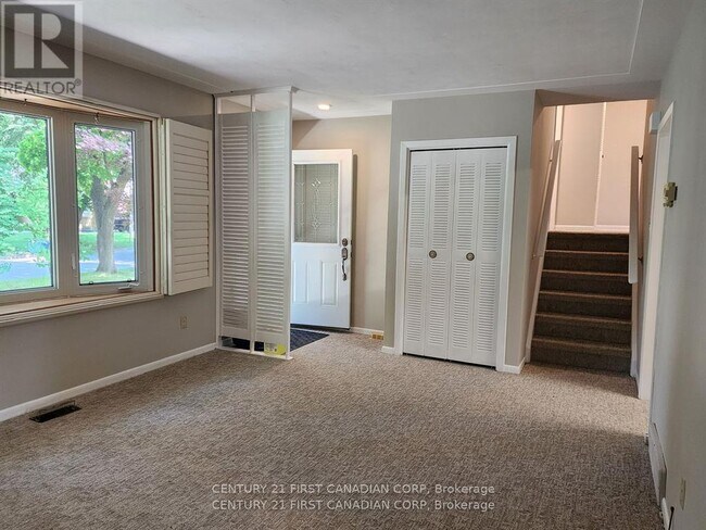 Photo - 711 Algoma Ave