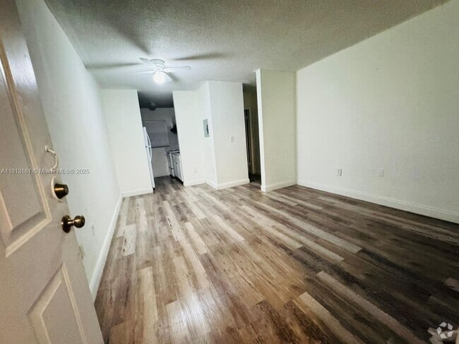 Building Photo - 932 NW 5th St Unit 4 Rental