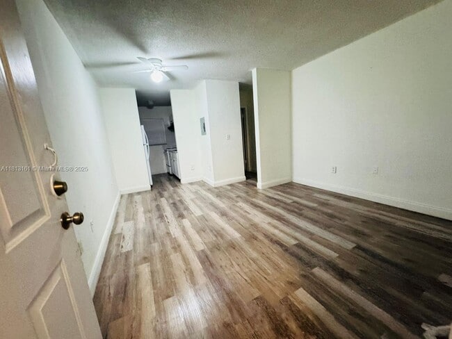 Building Photo - 932 NW 5th St Unit 4 Rental