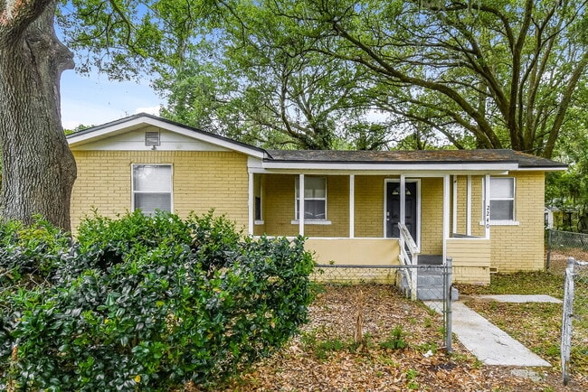 Building Photo - 2240 Grand St