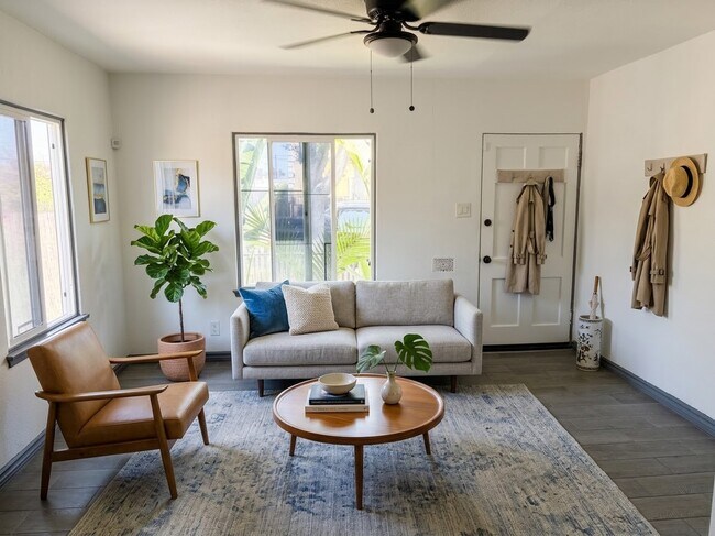Living Room - 920 E 91st St Unit 920