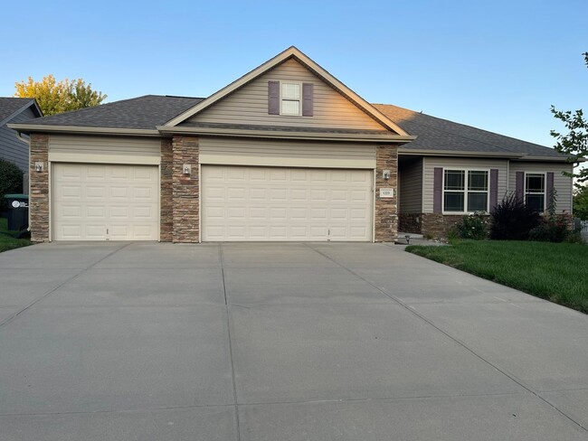 Building Photo - Spacious home in super nice neighborhood in Northwest Omaha
