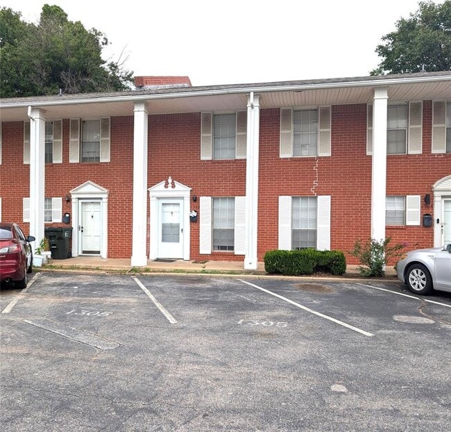 Building Photo - 1305 Rebecca Ln