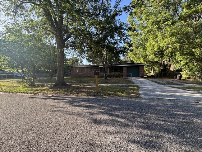 Photo - 7525 Sharbeth Dr S House