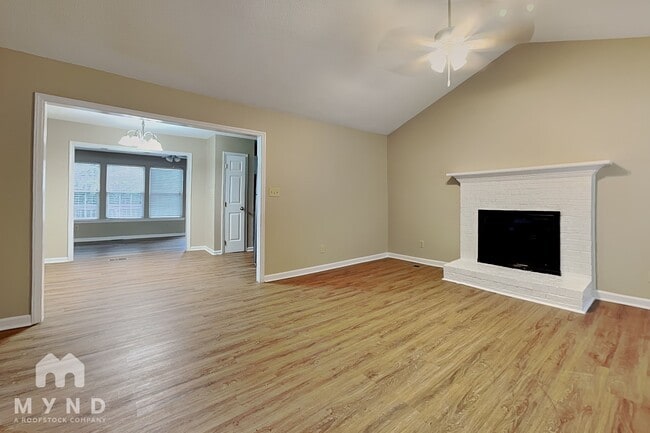 Photo - 4521 Aviemore Crescent