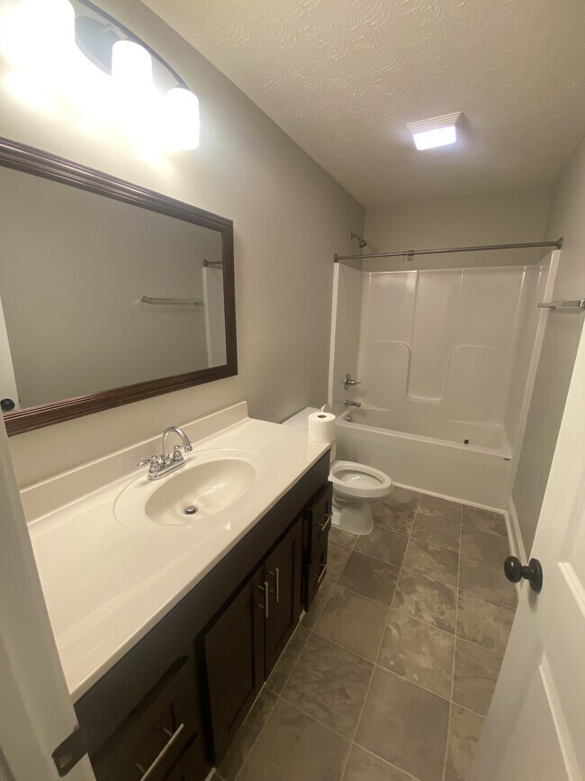 Photo - 485 Labrador Dr