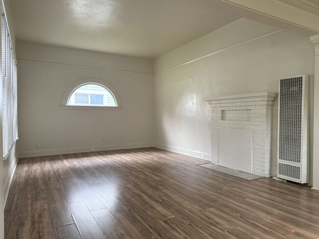 Photo - Endearing 2/1 Available Now!!!