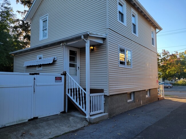 32 St John St Unit Room