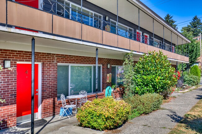 Photo - 4857 Fauntleroy Way SW