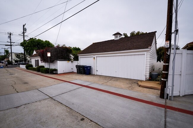 Photo - Beautiful 4 bedroom, 3 bath house. Available end of March. Long Term Unfurnished Rental!