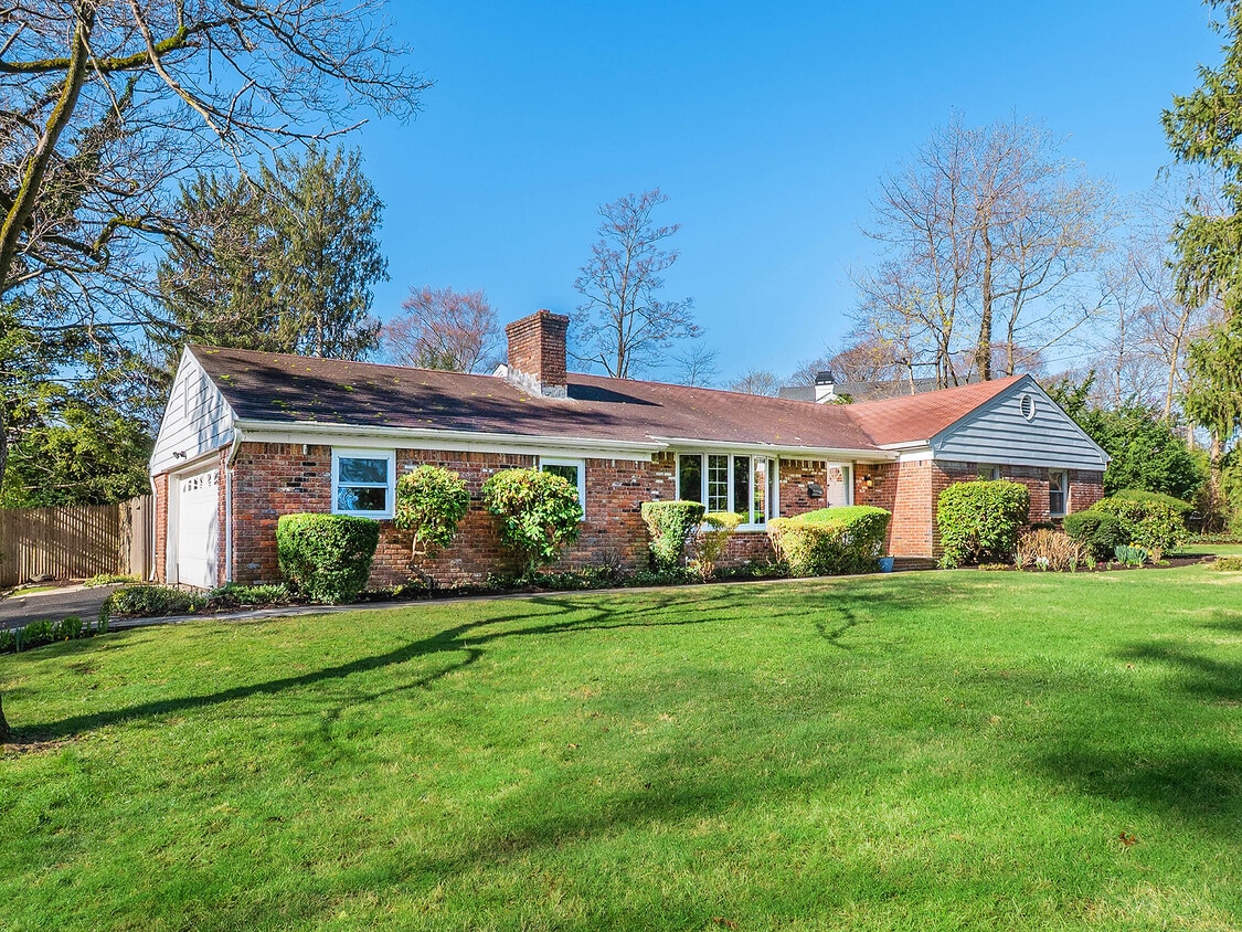 Photo - 17 Beechwood Dr (Glen Head, NY)