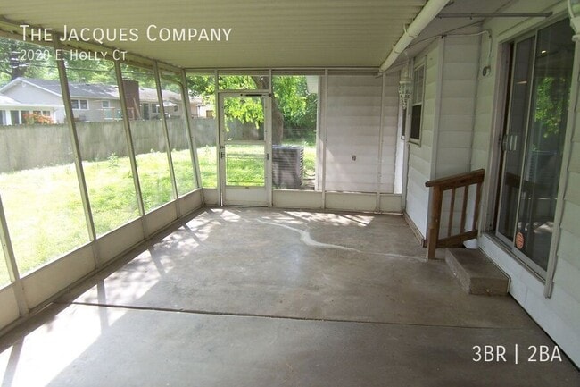 Photo - 2020 E Holly Ct