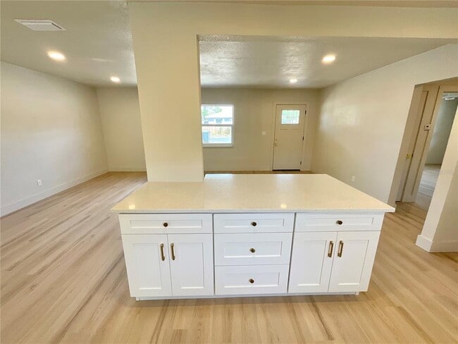 Photo - 644 Manor Dr W