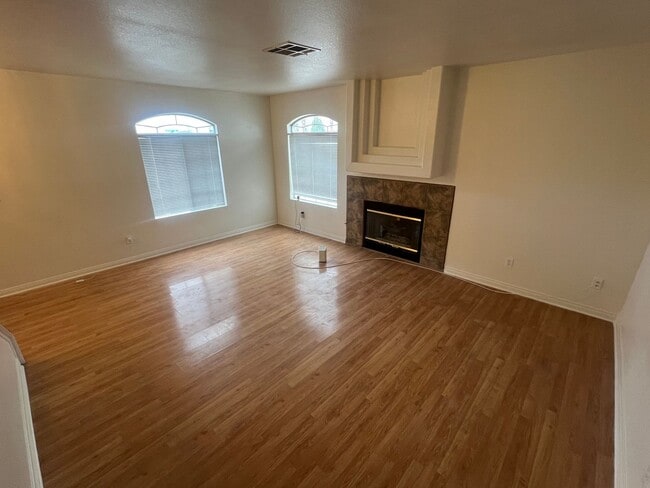 Photo - 3 bedrom 2.5 bath Gated Community Townhome with community Pool, Spa & Private Garage