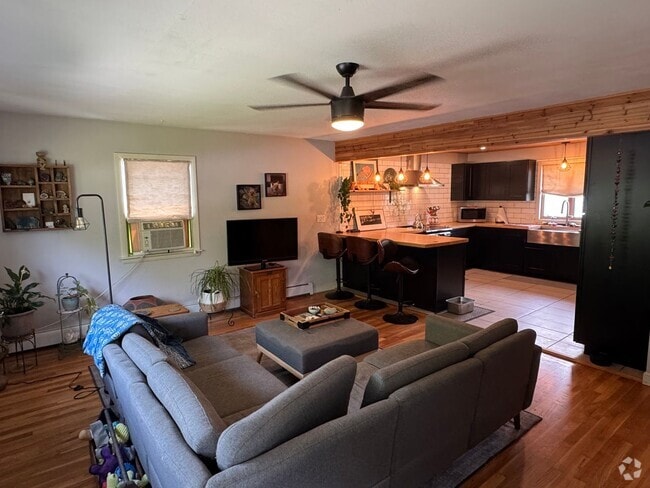 Building Photo - Beautifully Maintained 2 Bedroom Single Fa... Rental